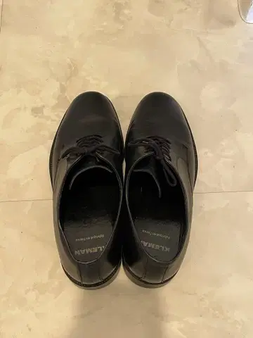 KLEMAN 블랙 가죽 레이스업 슈즈