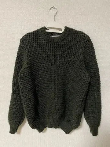 물결 무늬 그레이 스웨터와 다크 그린 니트