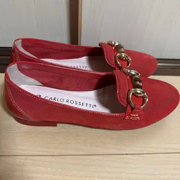 카를로 로세티의 빨간색 스웨이드와 에나멜 비트 로퍼