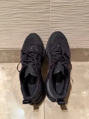 블랙 메쉬 스니커즈