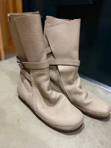 새상품급 KOOS 벨티드 미들 부츠