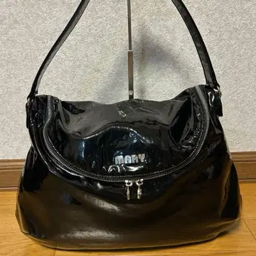 마리콴트 런던 블랙 에나멜 원숄더백