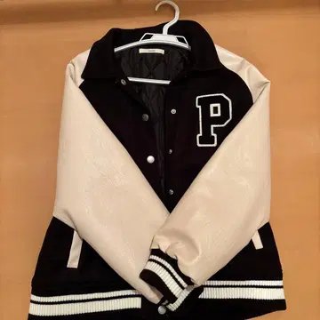 바시티 자켓 블랙과 아이보리 P자수