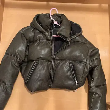 다크 그레이 후드 부착 패딩 자켓