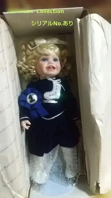 스케이트 의상의 금발 인형