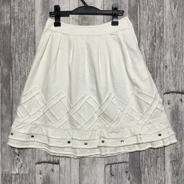 투 비 시크 화이트 플레어 스커트 비즈 포함