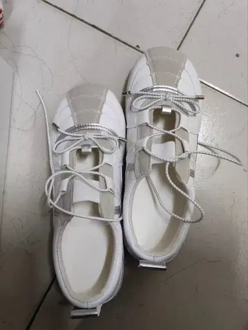 화이트/그레이 레이스업 스니커즈