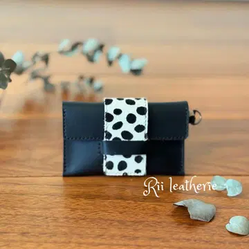 블랙 오일 가죽과 송치 달마시안 패턴 카드 케이스
