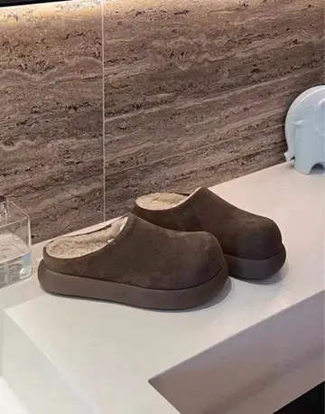 브라운 퍼 사보 샌들