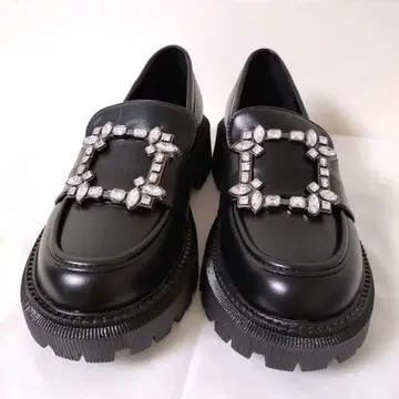 컨디션 최상 빅 비쥬 장식 로퍼 탱크 밑창 트랙 밑창 통굽 블랙