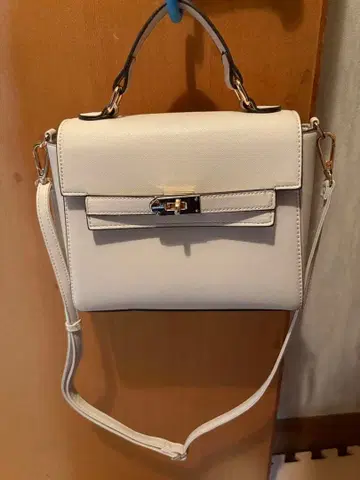 화이트 핸드백 탈부착 가능 스트랩