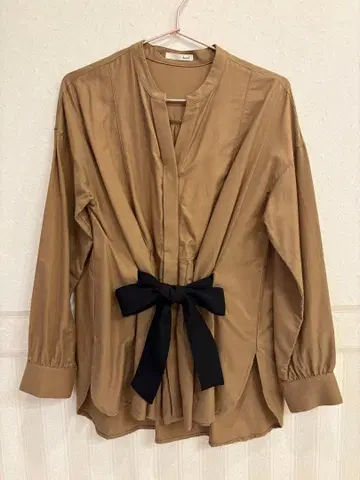 AuieF 카멜 블랙 리본 포함 긴팔 셔츠