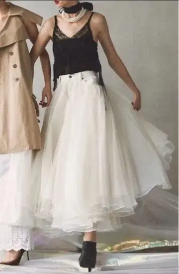 화이트 플레어 스커트 M 사이즈