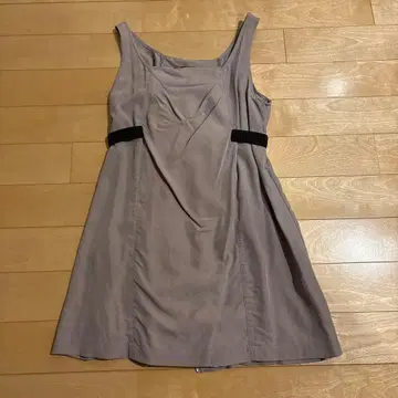 베이지 슬리브리스 무릎 기장 원피스