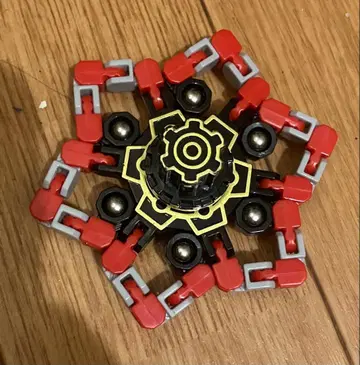 변화무쌍하게 움직이는 핸드 스피너