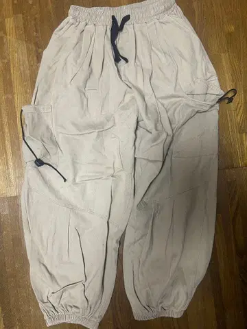 연한 브라운색 조절 가능한 카고 팬츠