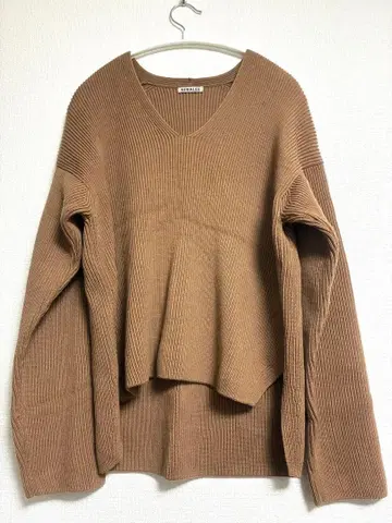 AURALEE 브라운 V넥 스웨터