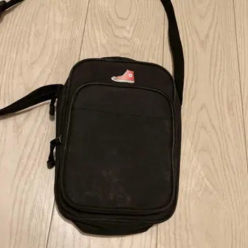 블랙 숄더백, 빨간색 스니커즈 로고 포함, 가격 인하 가능