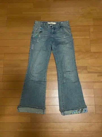 Calvin Klein 부츠컷 데님 옅은 파랑 꽃무늬 자수