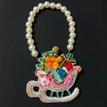 크리스마스 선물을 실은 썰매 스트랩 포함 비즈 자수 브로치