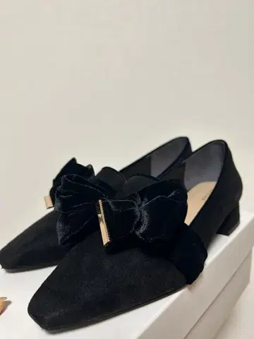 리본 포함 블랙 스웨이드 펌프스
