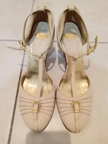 베이지 스트랩 펌프스