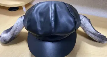 퍼 달린 블랙 가죽 캡 스누피