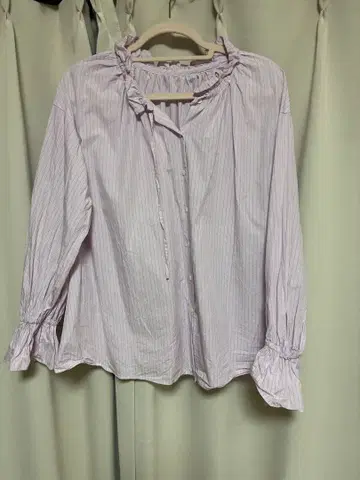 프릴 달린 연보라 스트라이프 블라우스