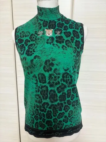 이타리야 새상품급 하이넥 슬리브리스 상의