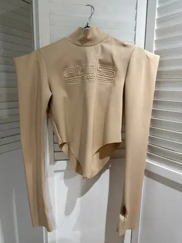 neith. 베이지 크롭 긴팔 상의