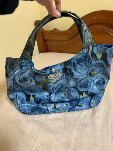 think bee 파란 장미 백