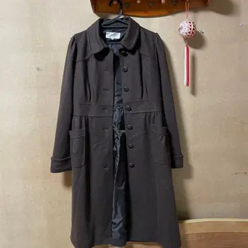 브라운 버튼 달린 롱 코트