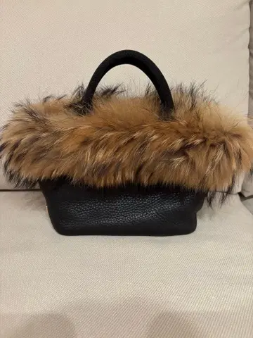 비올라돌로 퍼 달린 가죽 핸드백