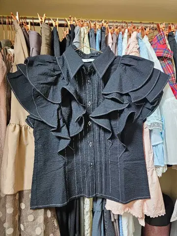 SLY 2WAY 시어서커 프릴 블라우스 (블랙)