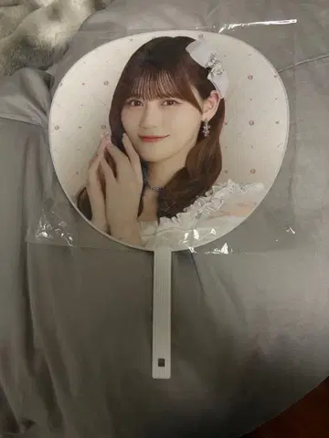 타카마츠 히토미 부채 보석 의상