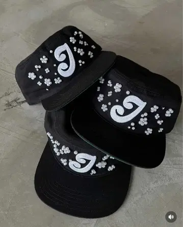 캡 브랜드는 2IDIOTS LABEL