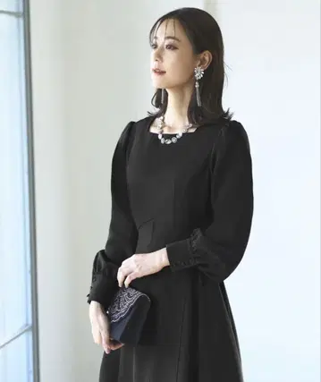 RUIRUE BOUTIQUE 턱 & 플레어 스퀘어 넥 원피스 드레스