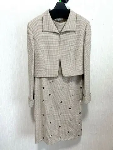 새상품급 세레모니 수트 베이지 계열 꽃무늬 자수