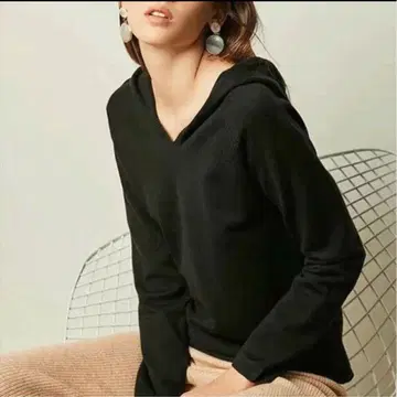 블랙 후드 부착 V넥 니트