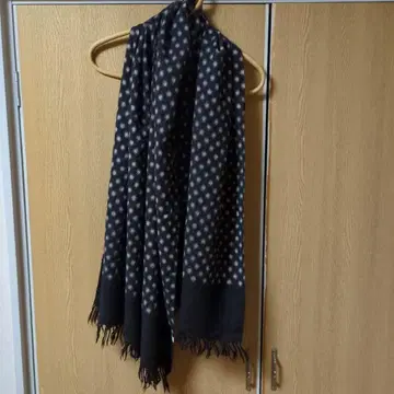 SOIL 블랙 베이스에 화이트 도트 무늬 대형 울 스톨