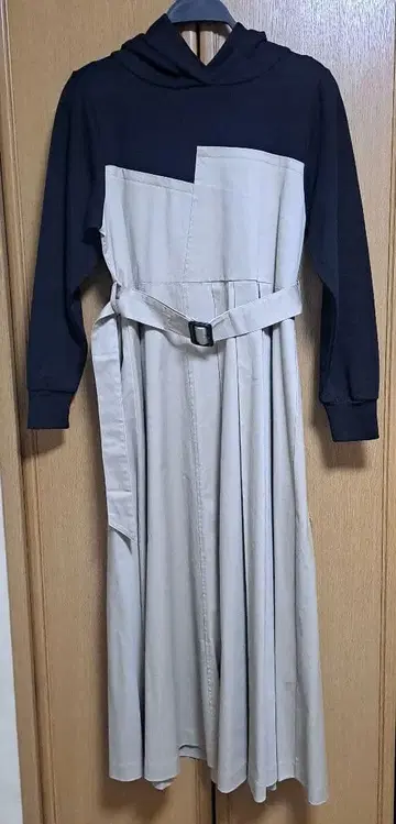 [ 세일 중 ] 스콧 클럽 원피스 후드 부착