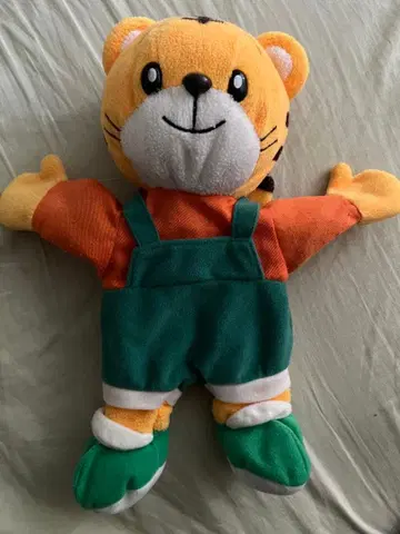 호랑이 봉제 인형 오렌지 셔츠 그린 오버롤