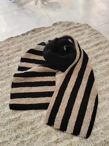 손뜨개질 스트라이프 머플러 블랙과 베이지