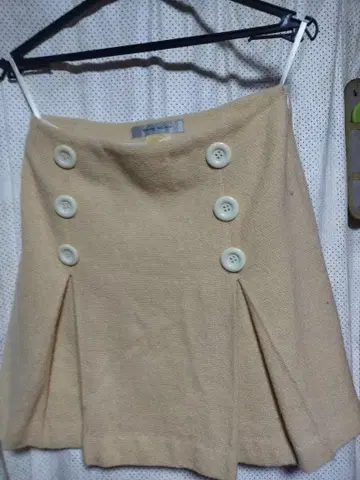 베이지 버튼 플레어 스커트