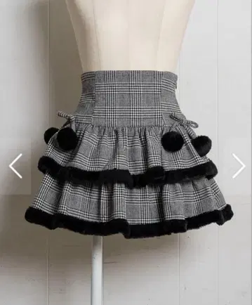 pium 퍼가 달린 티어드 미니 스커트 블랙 체크