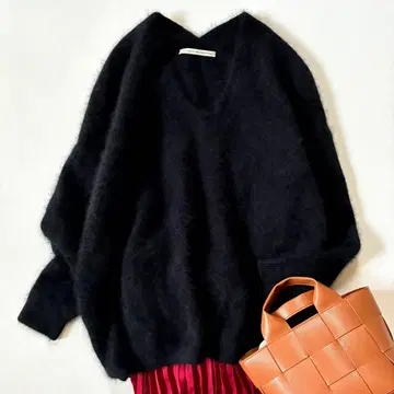 [새상품급] 카구레 퍼 울 양 V넥 니트 블랙 스웨터 보송보송 일본제