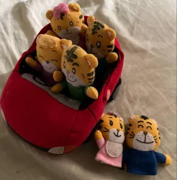 봉제 인형 자동차와 캐릭터 세트