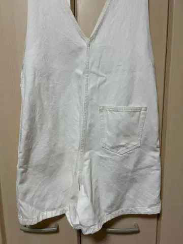 화이트 V넥 숏 오버롤