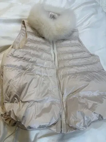 베이지 퍼 다운 베스트