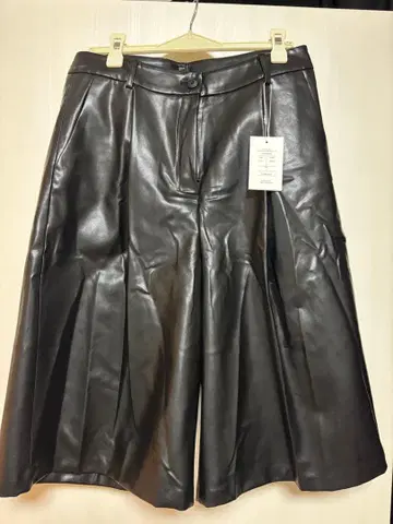 LiSA LiSA 블랙 에코 가죽 프론트 턱 하프 팬츠 L